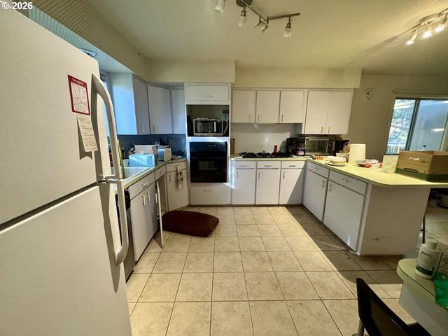 4230 Sw HEWETT Blvd, Portland, OR 97221
