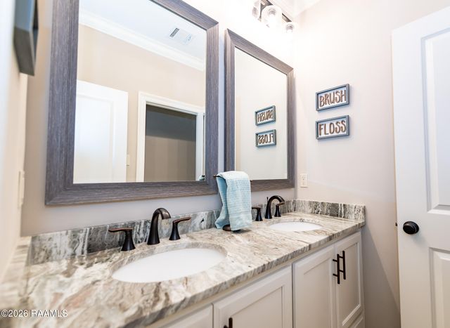 209 Oak Village Drive, Scott, LA 70583
