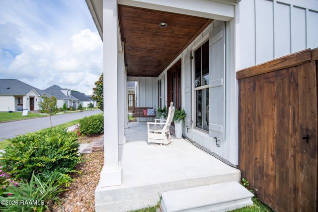 209 Oak Village Drive, Scott, LA 70583