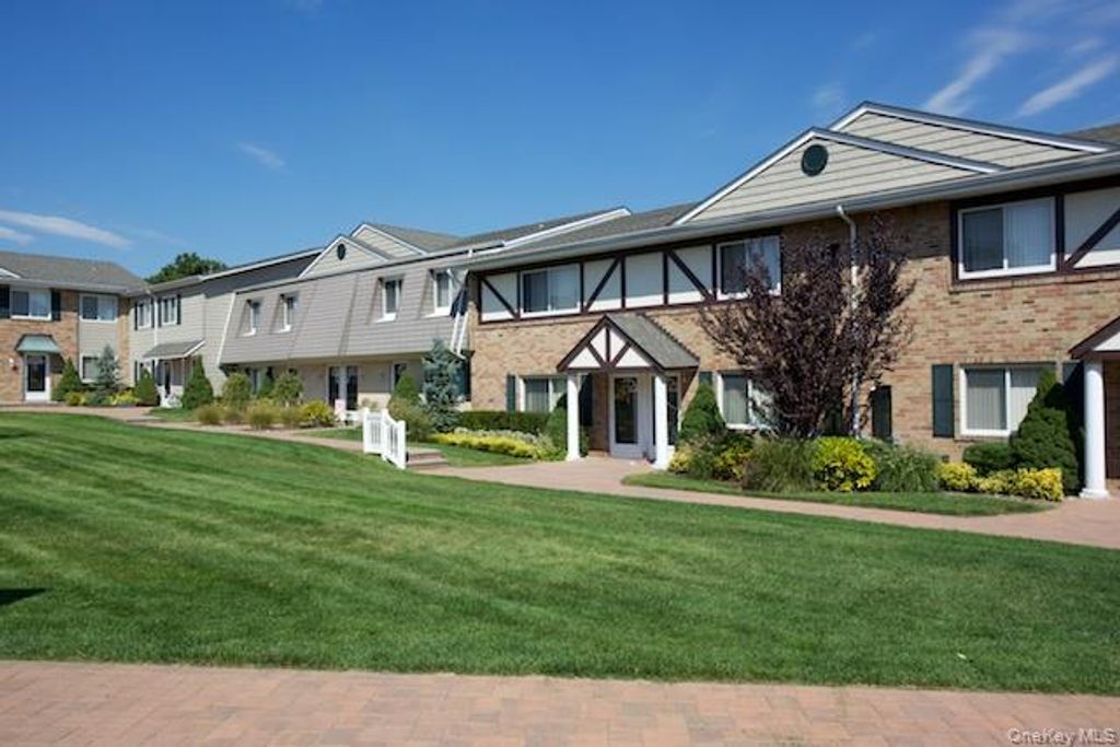 125 Moonlight Walk 125, Holbrook, NY 11741