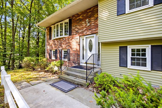 198 Hollis Rd, Lunenburg, MA 01462