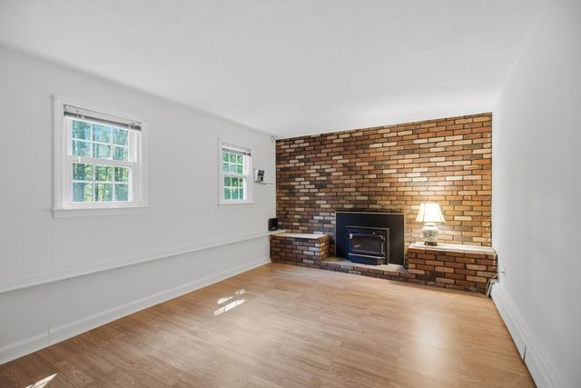 198 Hollis Rd, Lunenburg, MA 01462