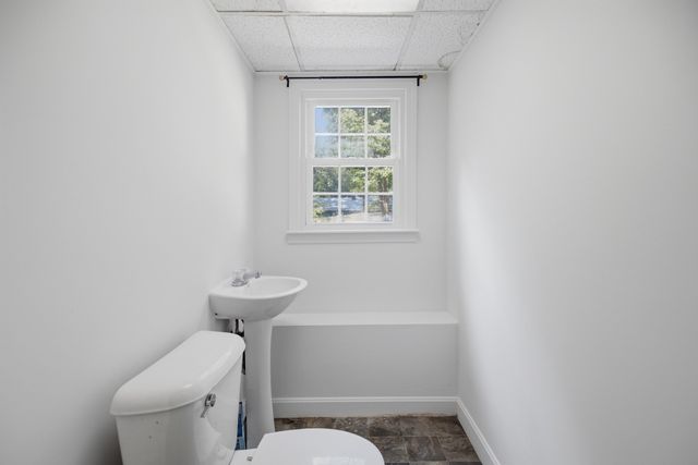 198 Hollis Rd, Lunenburg, MA 01462