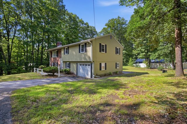 198 Hollis Rd, Lunenburg, MA 01462