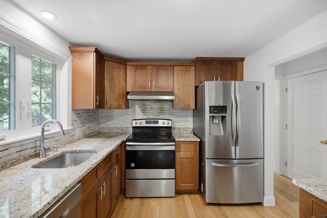 198 Hollis Rd, Lunenburg, MA 01462