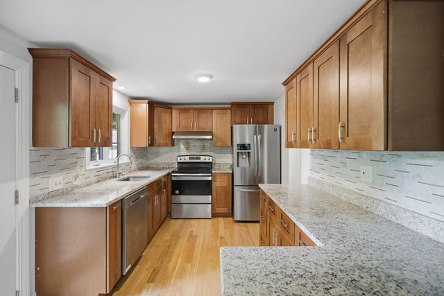198 Hollis Rd, Lunenburg, MA 01462