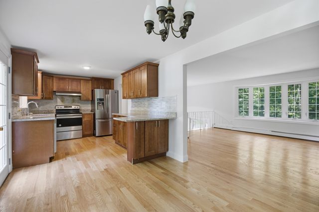 198 Hollis Rd, Lunenburg, MA 01462