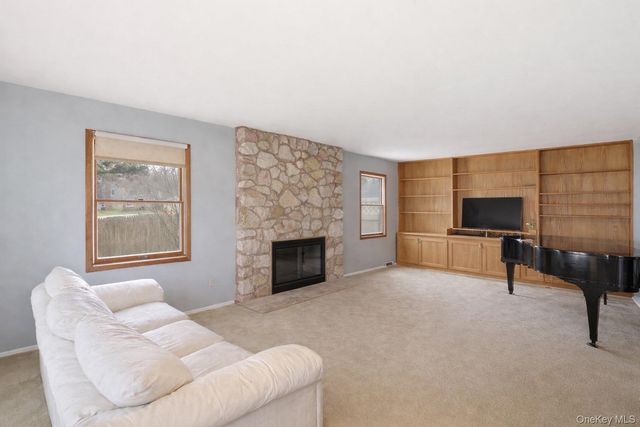 25 Haskel Lane, Stony Brook, NY 11790