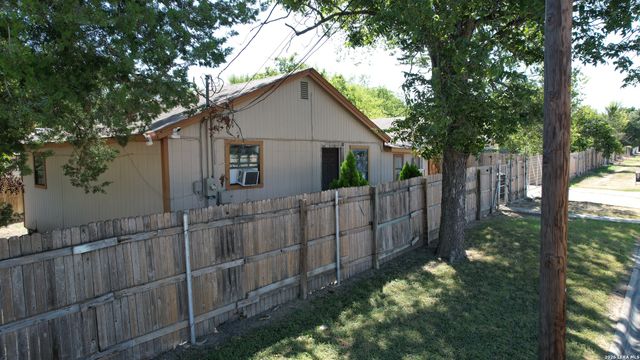 1995 CROSS ST, New Braunfels, TX 78130