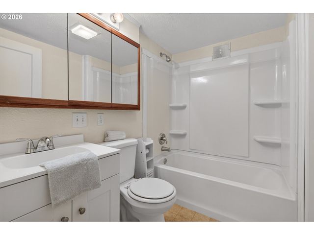 2245 DEVOS St, Eugene, OR 97402
