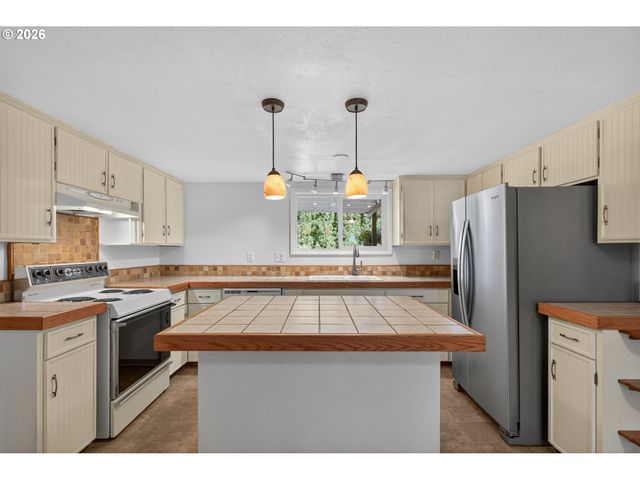 2245 DEVOS St, Eugene, OR 97402