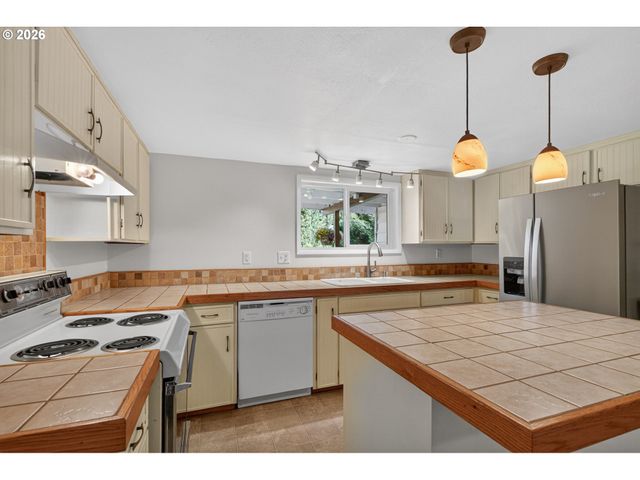2245 DEVOS St, Eugene, OR 97402