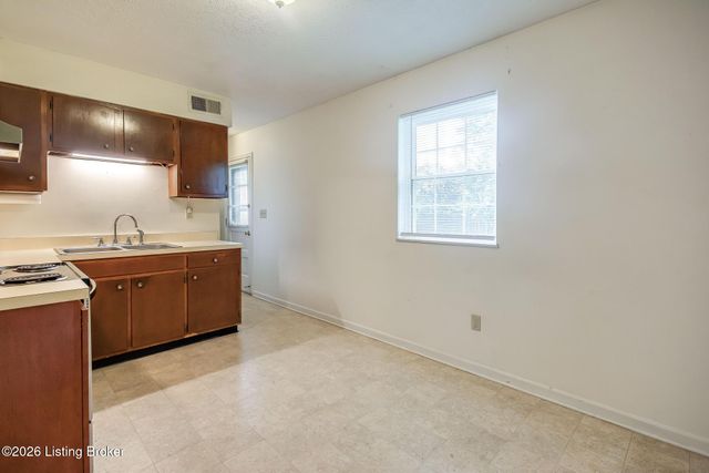 9316 Coolridge Dr, Louisville, KY 40229
