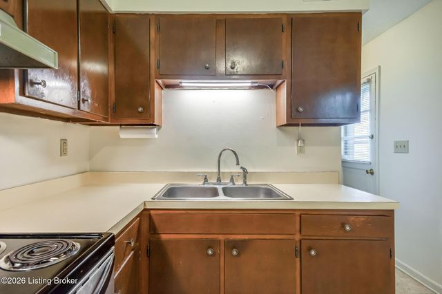 9316 Coolridge Dr, Louisville, KY 40229
