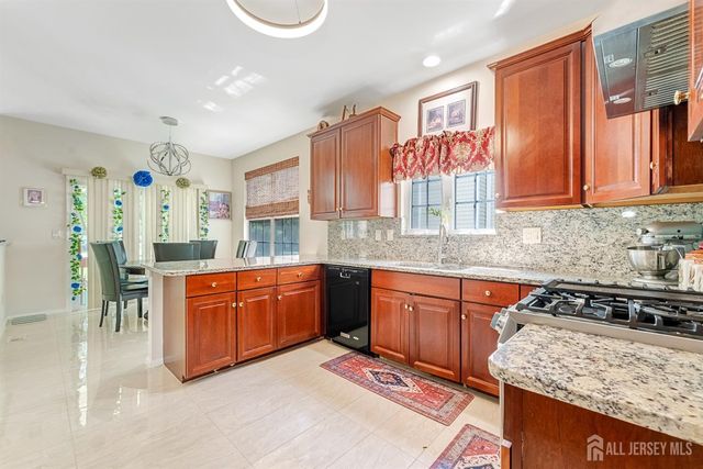 16 Bermuda Dunes Drive, Monroe, NJ 08831