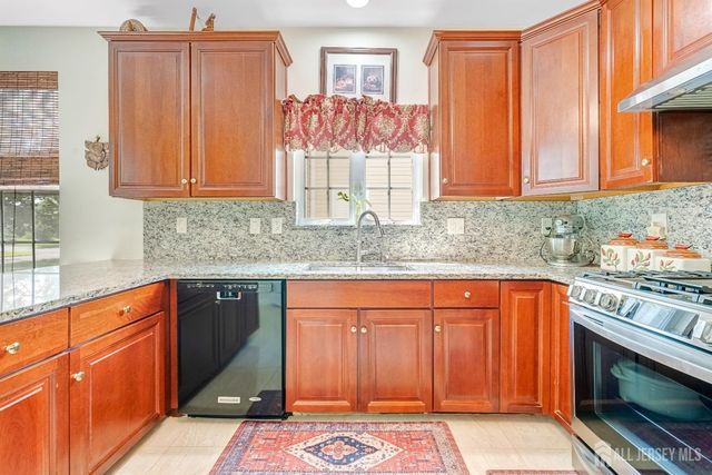 16 Bermuda Dunes Drive, Monroe, NJ 08831