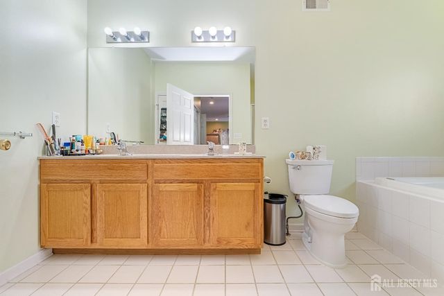 16 Bermuda Dunes Drive, Monroe, NJ 08831