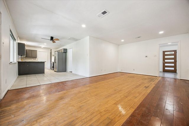 5419 Beechnut Street, Houston, TX 77096