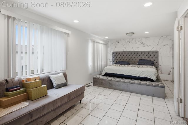 20350 Weybridge Street, Clinton Charter Township, MI 48036