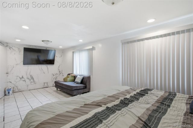 20350 Weybridge Street, Clinton Charter Township, MI 48036
