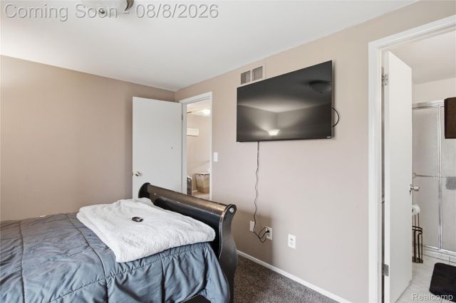 20350 Weybridge Street, Clinton Charter Township, MI 48036