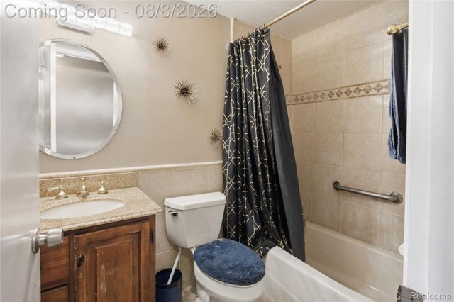 20350 Weybridge Street, Clinton Charter Township, MI 48036