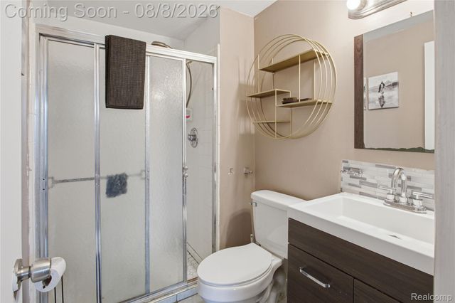 20350 Weybridge Street, Clinton Charter Township, MI 48036