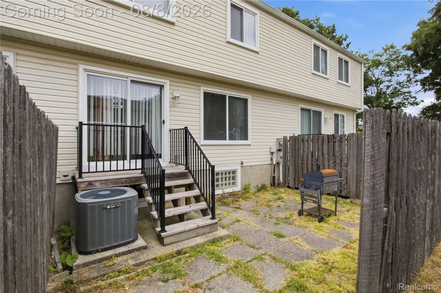 20350 Weybridge Street, Clinton Charter Township, MI 48036