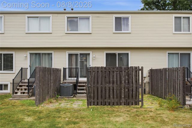 20350 Weybridge Street, Clinton Charter Township, MI 48036