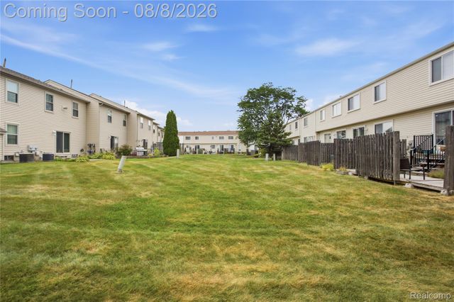 20350 Weybridge Street, Clinton Charter Township, MI 48036