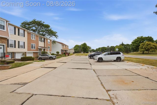 20350 Weybridge Street, Clinton Charter Township, MI 48036