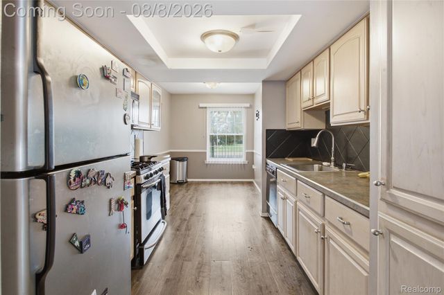 20350 Weybridge Street, Clinton Charter Township, MI 48036