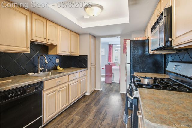 20350 Weybridge Street, Clinton Charter Township, MI 48036