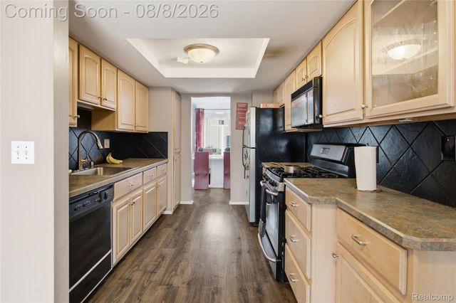20350 Weybridge Street, Clinton Charter Township, MI 48036