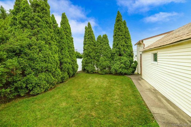 49 Roosevelt Court, Westbury, NY 11590