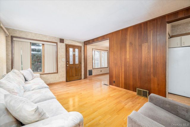 49 Roosevelt Court, Westbury, NY 11590