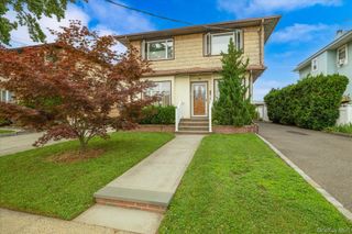49 Roosevelt Court, Westbury, NY 11590