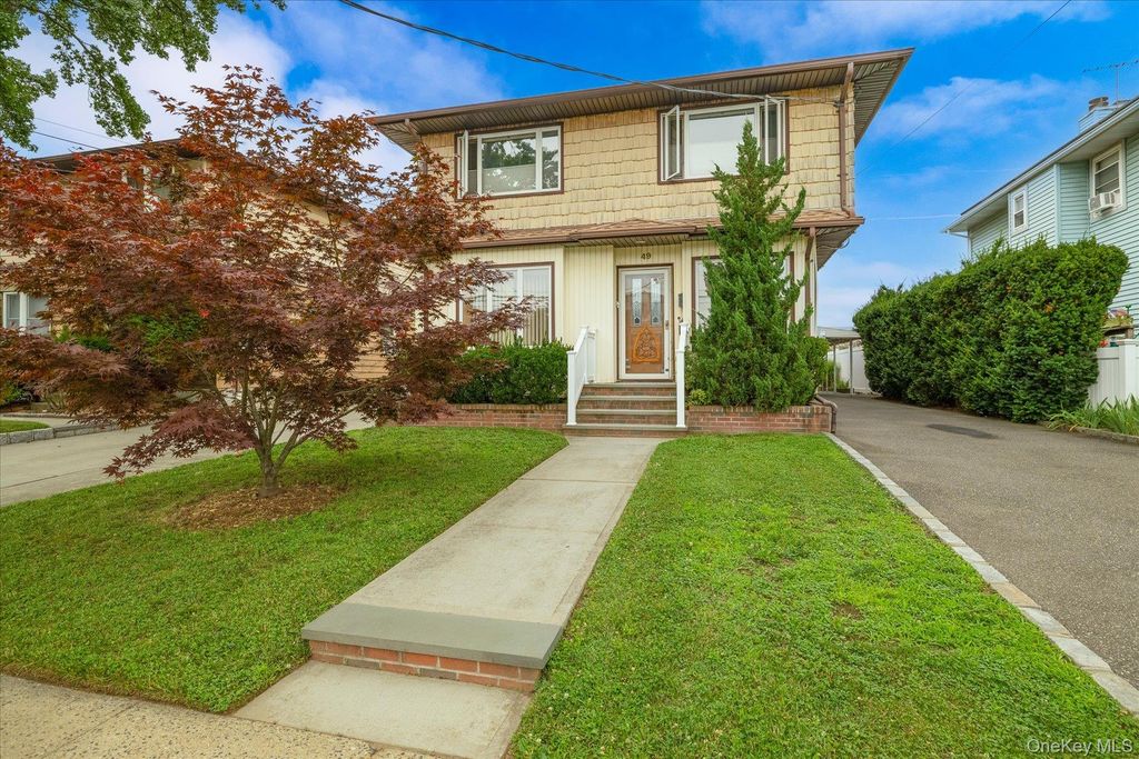49 Roosevelt Court, Westbury, NY 11590