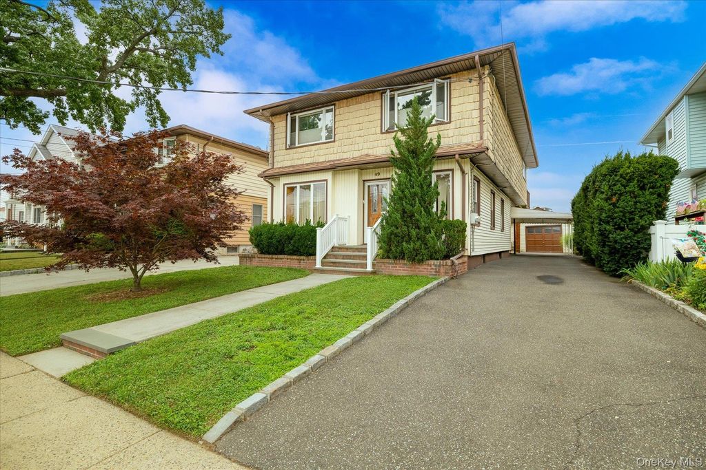 49 Roosevelt Court, Westbury, NY 11590 — photo 2