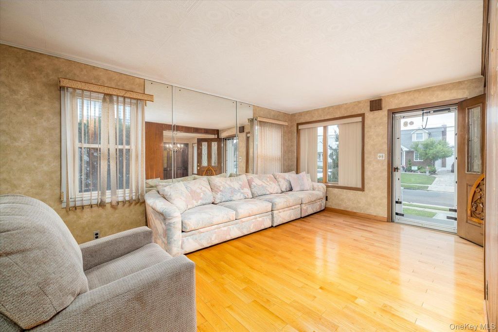 49 Roosevelt Court, Westbury, NY 11590 — photo 3