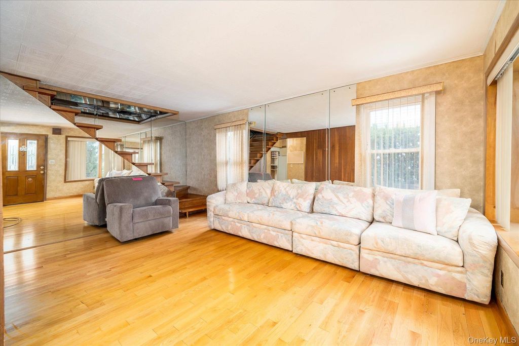 49 Roosevelt Court, Westbury, NY 11590 — photo 4