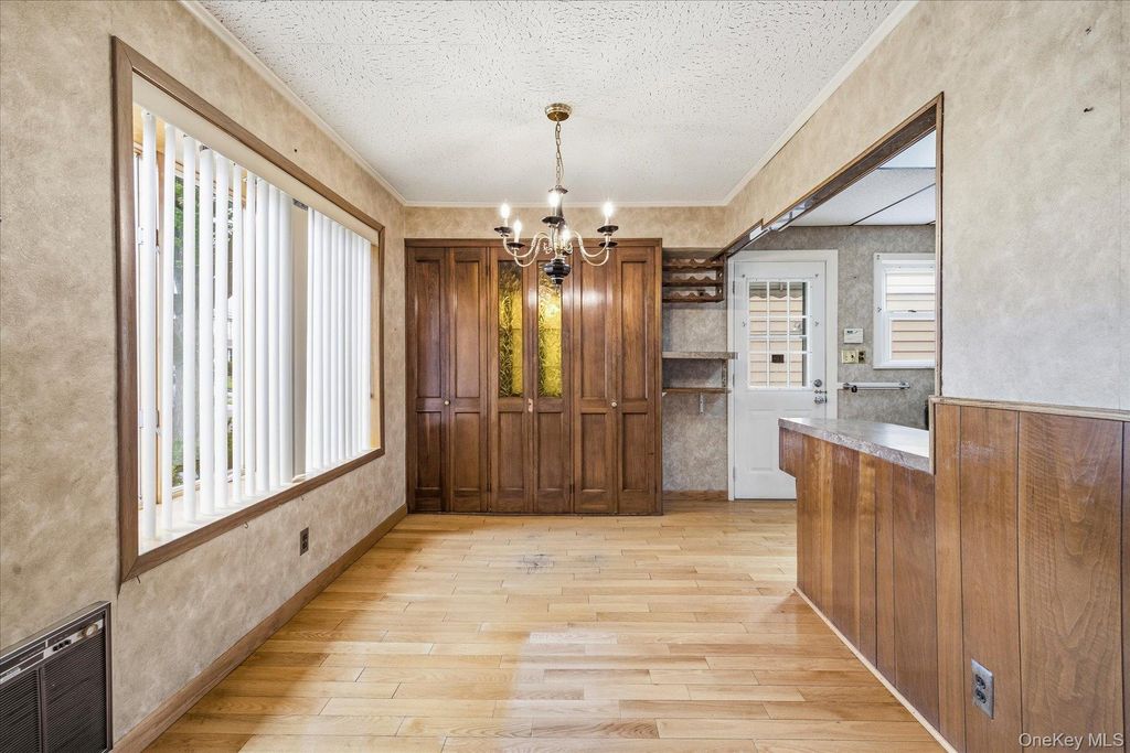 49 Roosevelt Court, Westbury, NY 11590 — photo 5