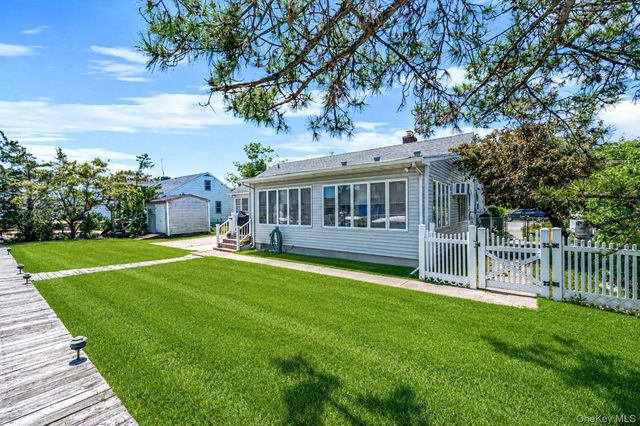 398 Clocks Boulevard, Massapequa, NY 11758