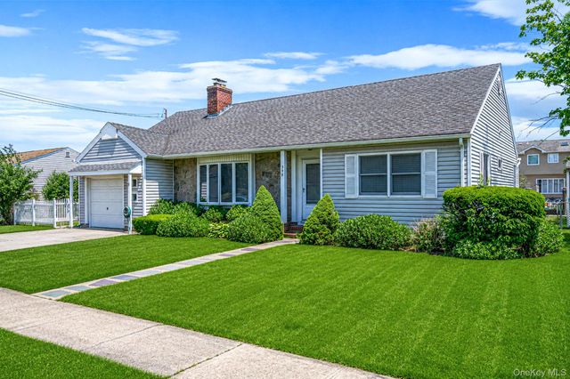 398 Clocks Boulevard, Massapequa, NY 11758