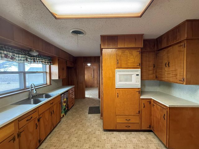 1204 E Lake DR, Taylor, TX 76574