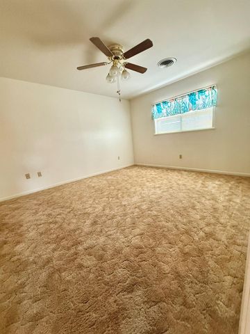 1204 E Lake DR, Taylor, TX 76574