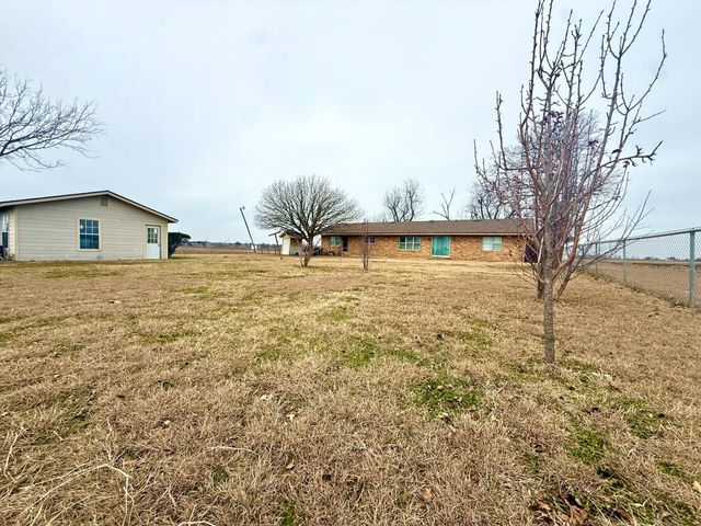 1204 E Lake DR, Taylor, TX 76574