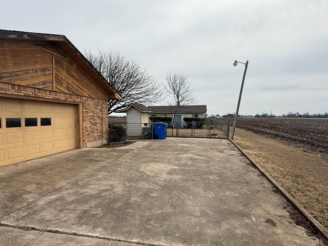 1204 E Lake DR, Taylor, TX 76574