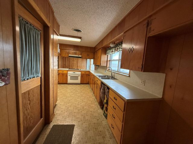 1204 E Lake DR, Taylor, TX 76574