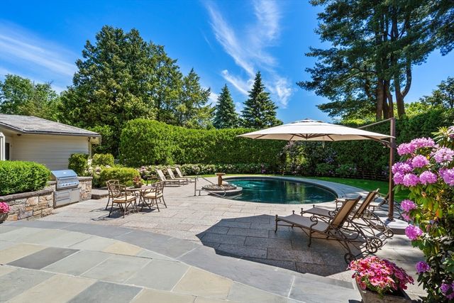 9 Singletree Rd, Brookline, MA 02467